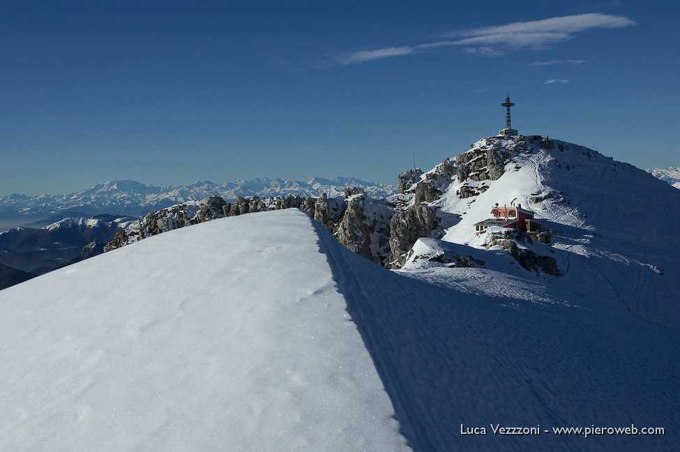 21-RIFUGIO E VETTA DA UN'INSOLITA PROSPETTIVA.jpg